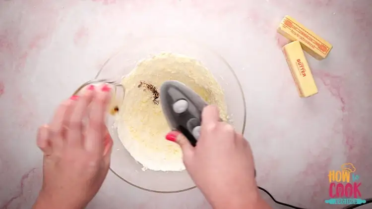 How do you pipe a macaron filing