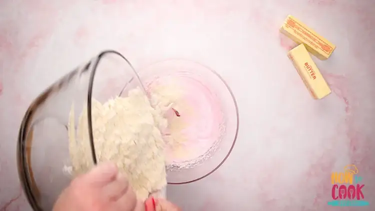 How long can macaron batter sit before piping