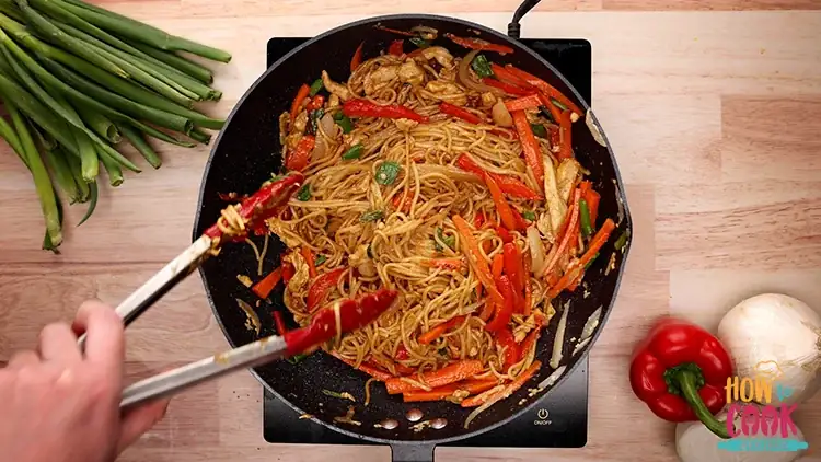 What kind of noodles do Chinese restaurants use for lo mein